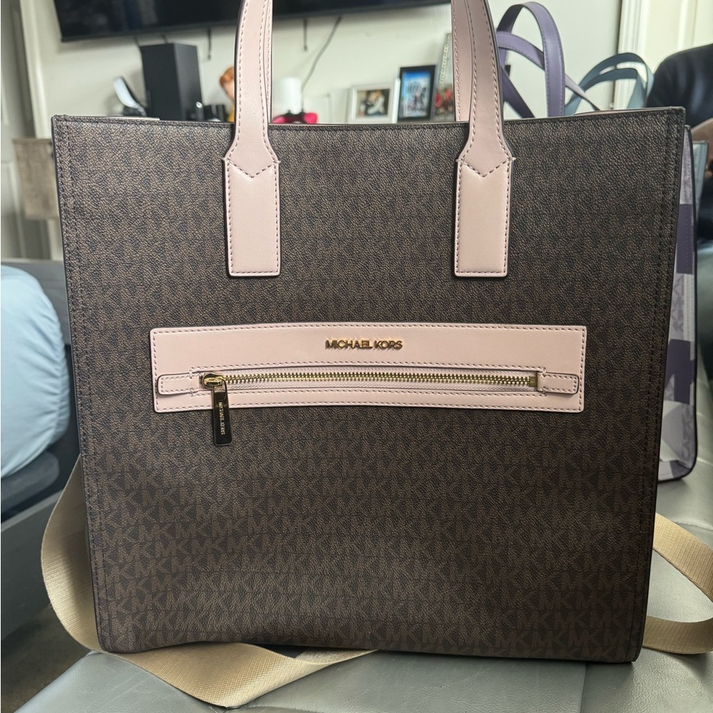 Michael Kors Signature Brown Interior